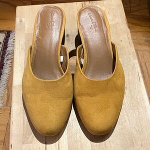 Avianna Mules, Universal Thread, Mustard, 7.5 Wide